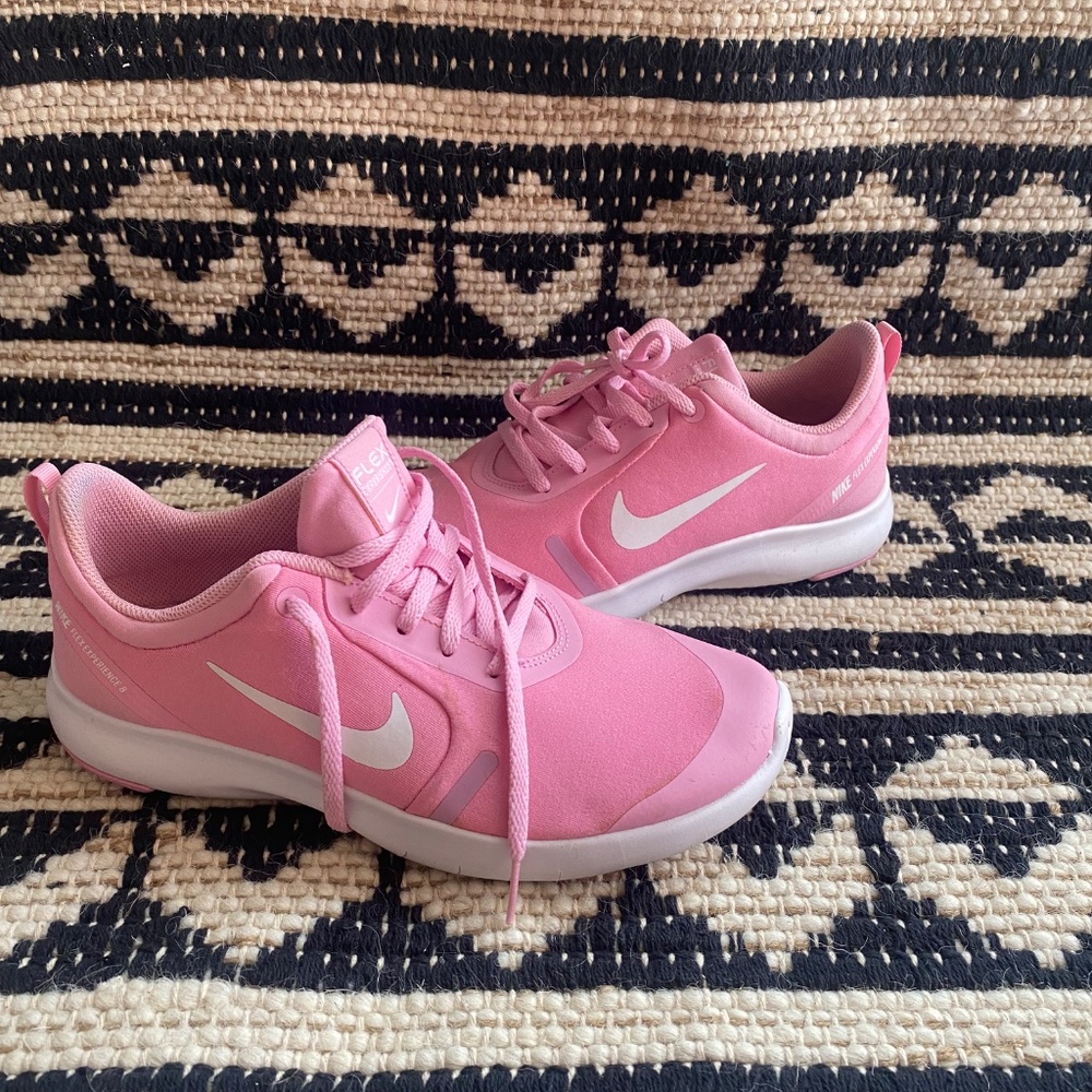 Nike - Picture 2 of 4